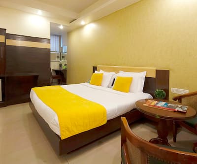 https://imgcld.yatra.com/ytimages/image/upload/t_hotel_yatra_city_desktop/v1407736026/Domestic Hotels/Hotels_New Delhi/Hotel Delhi City Centre/Deluxe Room.jpg